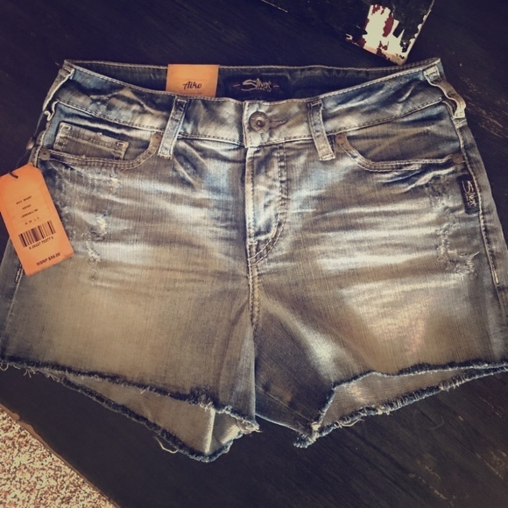 NWT Silver Jeans 👖AIKO Shorts MID RISE  29 Waist